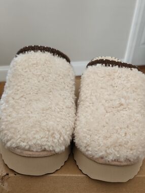 NIB Steve Madden Cream Sherpa Platform Slip-Ons